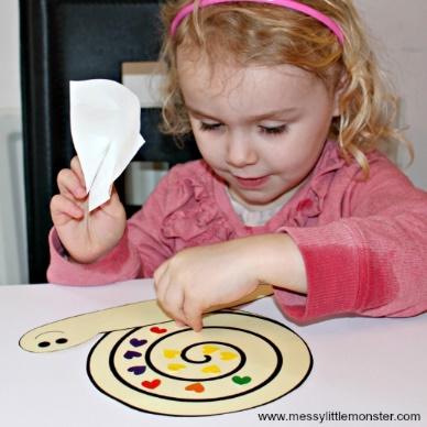 A snail fine motor skills craft for kids using stickers and a free snail printable template. A great bug activity idea aimed at toddlers and preschoolers.