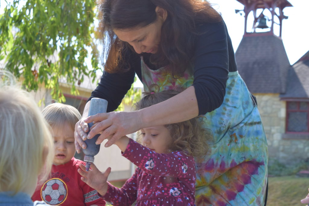 What arts and crafts toddlers like to do?