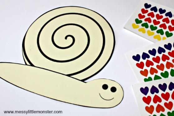 A snail fine motor skills craft for kids using stickers and a free snail printable template. A great bug activity idea aimed at toddlers and preschoolers.