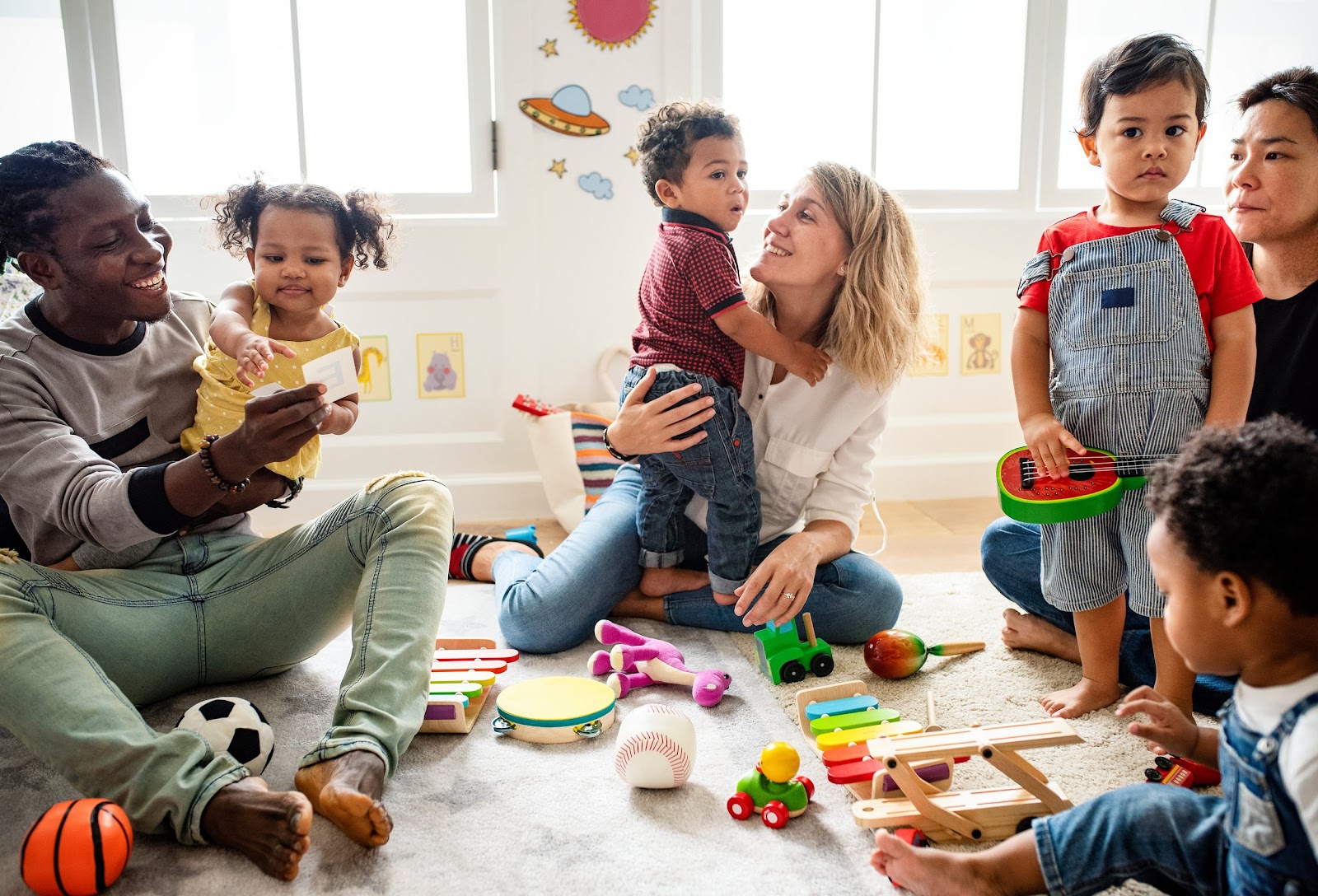 Parents learning to use focused stimulation in speech therapy